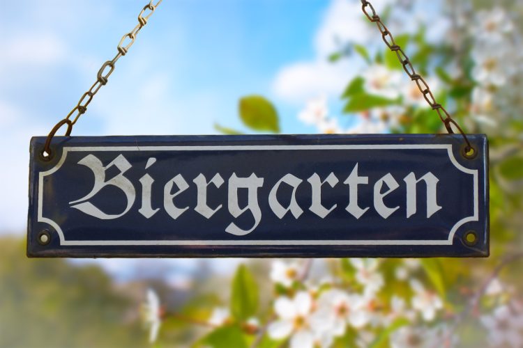 Biergarten_Fruehling-Stockfoto