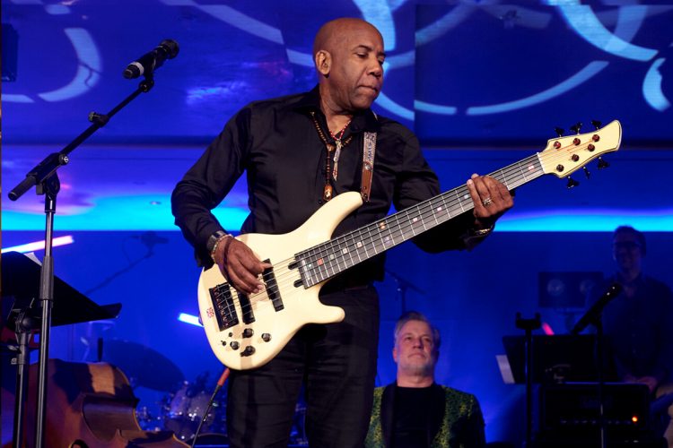 mr-m-jazz-club-2026-im-kurhaus-bassist