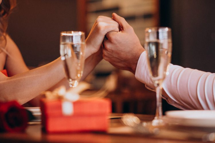 paar-haendchenhalten-am-valentinstag-in-einem-restaurant-e1705479493788